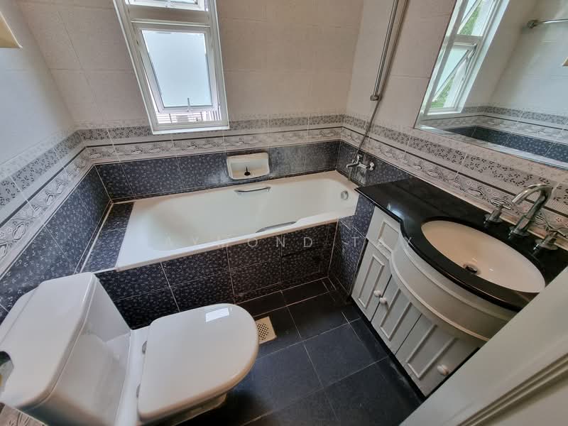 Unit near Haw Par Villa / NUS, , 4 Bedrooms, 1,227 sqft, Condominium For Rent, by Raymond Tay, 500081093 - Bathroom - PropertyGuru.com.sg