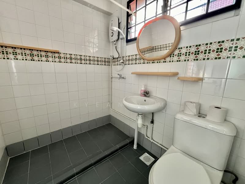 97 Lorong 3 Toa Payoh, 97 Lorong 3 Toa Payoh, 3 Bedrooms, 1,324 sqft, HDB Flat For Rent, by Kyean Lim, 500081099 - Bathroom - PropertyGuru.com.sg