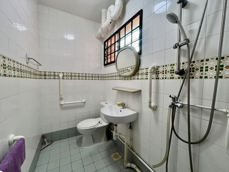 97 Lorong 3 Toa Payoh, 97 Lorong 3 Toa Payoh, 3 Bedrooms, 1,324 sqft, HDB Flat For Rent, by Kyean Lim, 500081099 - Bathroom - PropertyGuru.com.sg