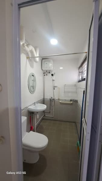 322 Ubi Avenue 1 HDB Flat For Sale at S$ 758,000 | PropertyGuru Singapore - Bathroom