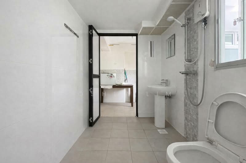 366A Sembawang Crescent HDB Flat For Sale at S$ 360,000 | PropertyGuru Singapore - Bathroom