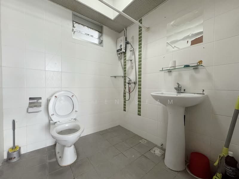 452 Yishun Ring Road HDB Flat For Sale at S$ 599,999 | PropertyGuru Singapore - Bathroom