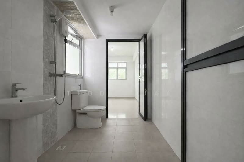 366A Sembawang Crescent HDB Flat For Sale at S$ 360,000 | PropertyGuru Singapore - Bathroom