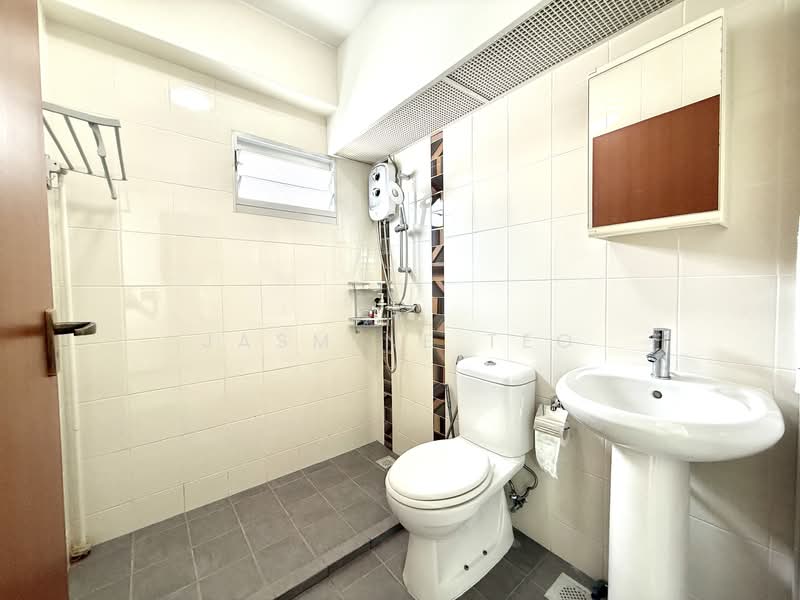 428B Yishun Avenue 11 HDB Flat For Sale at S$ 585,000 | PropertyGuru Singapore - Bathroom
