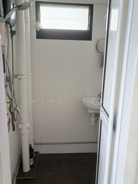 165 Stirling Road HDB Flat For Sale at S$ 380,000 | PropertyGuru Singapore - Bathroom