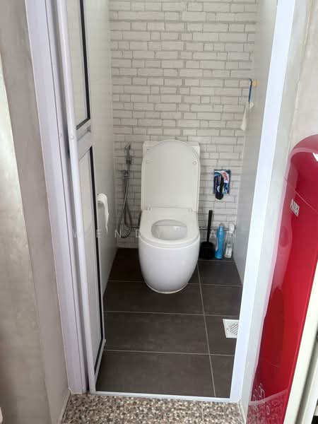 165 Stirling Road HDB Flat For Sale at S$ 380,000 | PropertyGuru Singapore - Bathroom