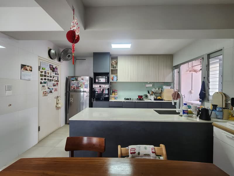 439B Bukit Batok West Avenue 8 HDB Flat For Sale at S$ 820,000 | PropertyGuru Singapore - Kitchen