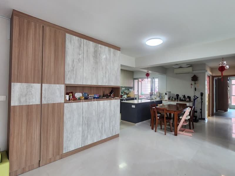 439B Bukit Batok West Avenue 8 HDB Flat For Sale at S$ 820,000 | PropertyGuru Singapore - Living Room
