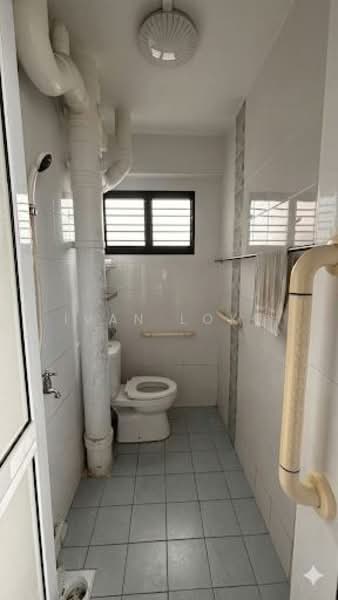 225 Pending Road HDB Flat For Sale at S$ 570,000 | PropertyGuru Singapore - Bathroom