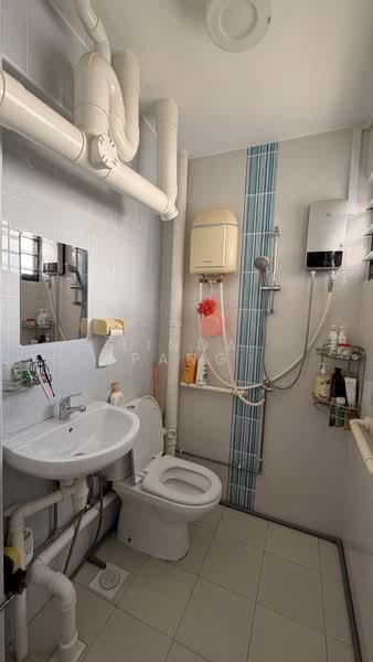 213 Bukit Batok Street 21, 213 Bukit Batok Street 21, 3 Bedrooms, 1,001 sqft, HDB Flat For Rent, by Linda Pang, 500081222 - Bathroom - PropertyGuru.com.sg