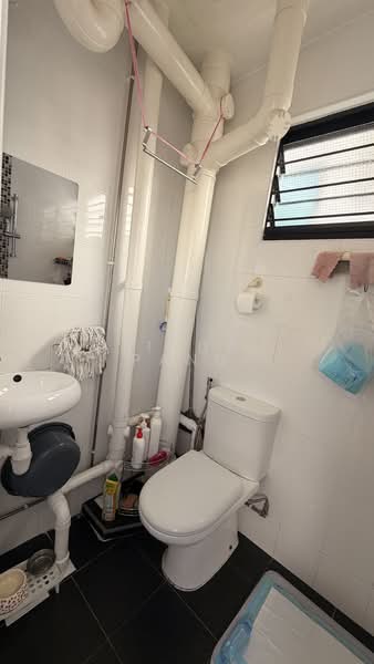 213 Bukit Batok Street 21, 213 Bukit Batok Street 21, 3 Bedrooms, 1,001 sqft, HDB Flat For Rent, by Linda Pang, 500081222 - Bathroom - PropertyGuru.com.sg
