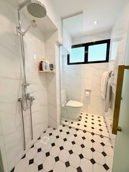 714 Ang Mo Kio Avenue 6 HDB Flat For Sale at S$ 800,000 | PropertyGuru Singapore - Master Bathroom