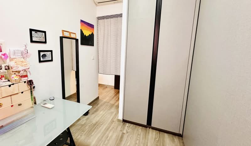 The Brownstone Condominium For Sale at S$ 2,728,888 | PropertyGuru Singapore - Walk-in Wardrobe 