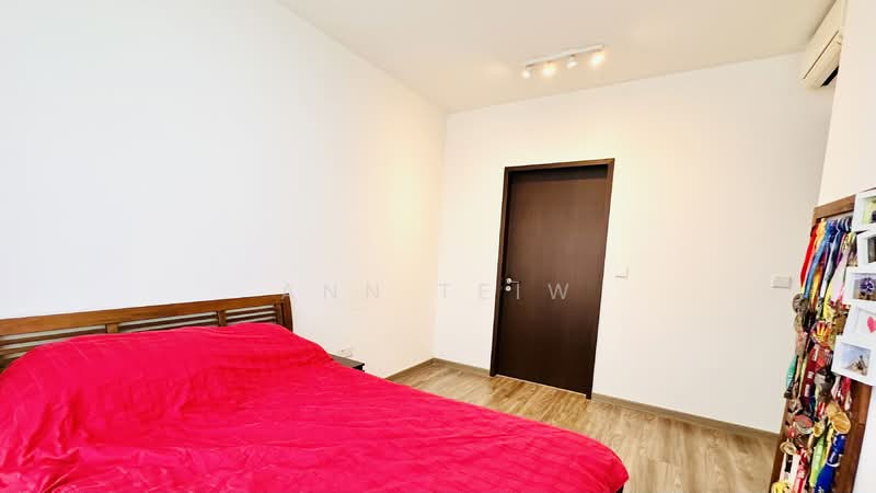 The Brownstone Condominium For Sale at S$ 2,728,888 | PropertyGuru Singapore - Master Bedroom