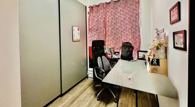 The Brownstone Condominium For Sale at S$ 2,728,888 | PropertyGuru Singapore - Walk-in Wardrobe