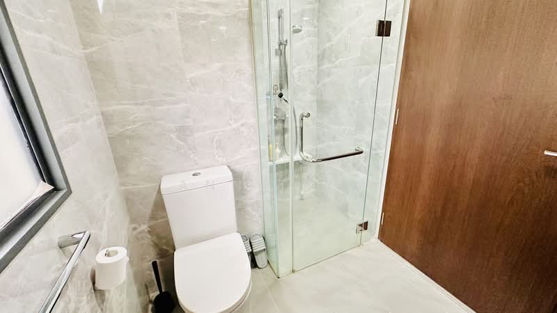 The Brownstone Condominium For Sale at S$ 2,728,888 | PropertyGuru Singapore - Master Bathroom