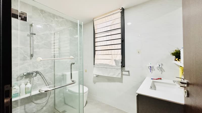 The Brownstone Condominium For Sale at S$ 2,728,888 | PropertyGuru Singapore - Common Bathroom