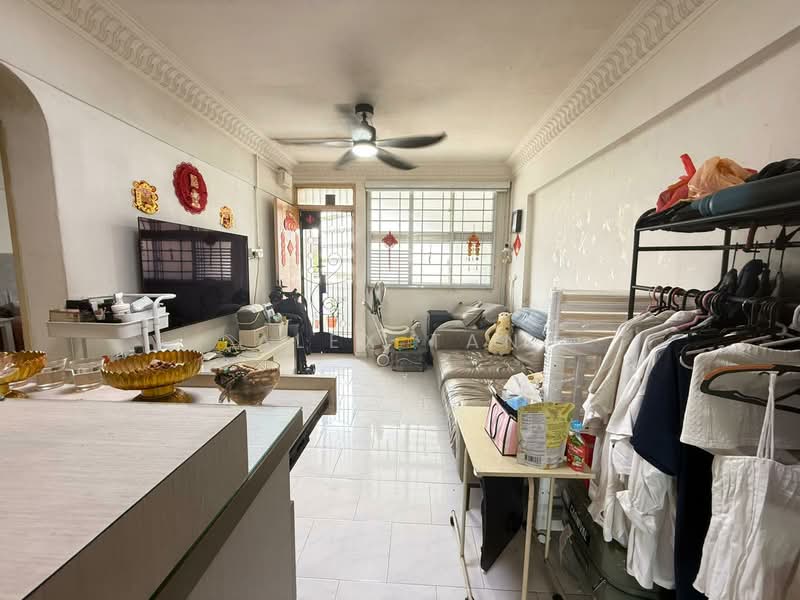 681 Hougang Avenue 8 HDB Flat For Sale at S$ 440,000 | PropertyGuru Singapore - Living Room