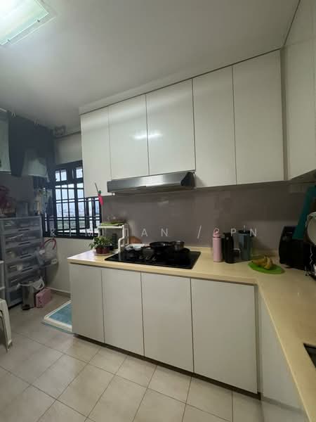 350 Ang Mo Kio Street 32 HDB Flat For Sale at S$ 980,000 | PropertyGuru Singapore - Kitchen