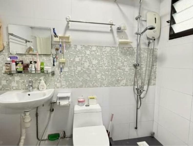 350 Ang Mo Kio Street 32 HDB Flat For Sale at S$ 980,000 | PropertyGuru Singapore - Bathroom