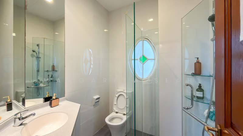 Gentle Villas Detached House For Sale at S$ 7,055,000 | PropertyGuru Singapore - Bathroom