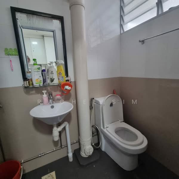 860B Tampines Avenue 5 HDB Flat For Sale at S$ 700,000 | PropertyGuru Singapore - Bathroom