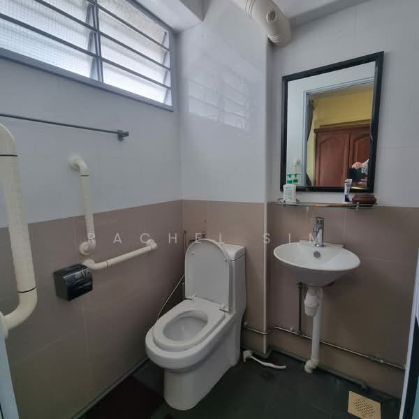 860B Tampines Avenue 5 HDB Flat For Sale at S$ 700,000 | PropertyGuru Singapore - Bathroom