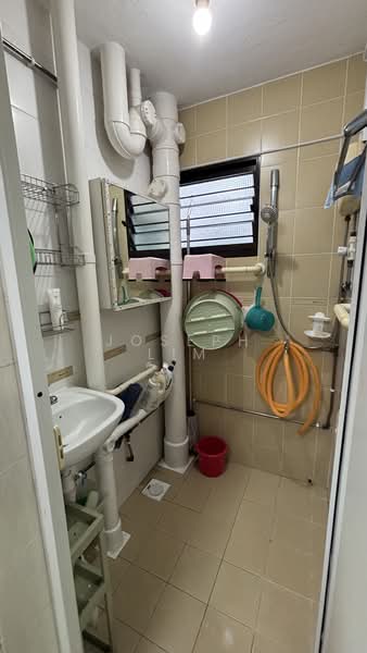 222 Lorong 8 Toa Payoh HDB Flat For Sale at S$ 500,000 | PropertyGuru Singapore - Bathroom