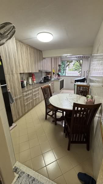 222 Lorong 8 Toa Payoh HDB Flat For Sale at S$ 500,000 | PropertyGuru Singapore - Kitchen