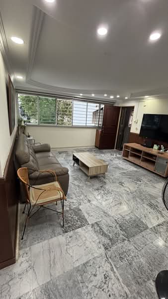222 Lorong 8 Toa Payoh HDB Flat For Sale at S$ 500,000 | PropertyGuru Singapore - Living Room