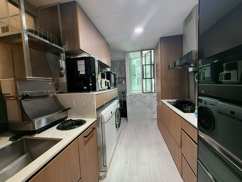 The Pearl @ Mount Faber Condominium For Sale at S$ 2,250,000 | PropertyGuru Singapore - Functional semi-open kitchen