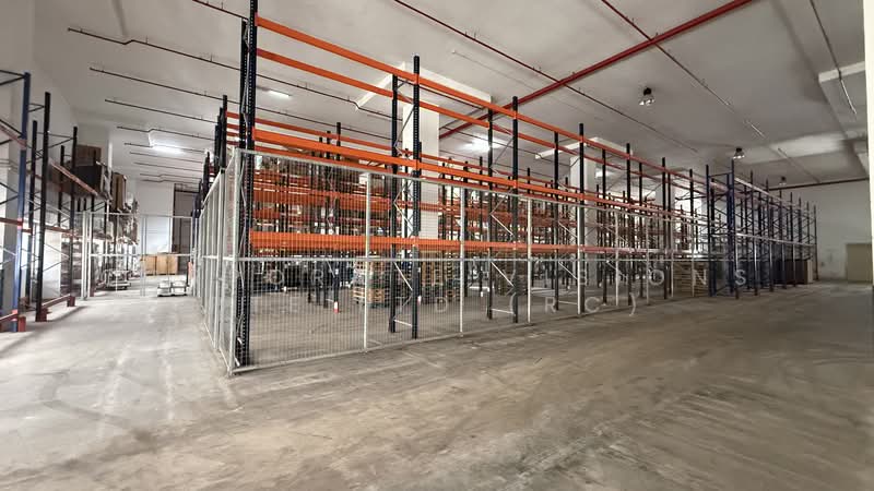 High Specs Warehouse at Defu 45000sqft Attractive Rates, 12 Loading Bays 3x5000kg Cargo Lifts Call : 96858829, Hougang / Punggol / Sengkang, 44,500 sqft, Warehouse For Rent, by RONN, 500081446 - Interior - CommercialGuru.com.sg