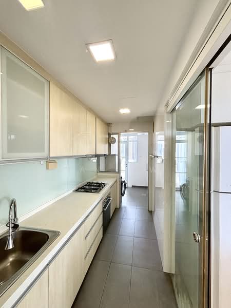 The Parc Condominium, 15 West Coast Walk, 4 Bedrooms, 1,464 sqft, Condominium For Rent, by Ian Low, 500081461 - Bright & functional kitchen - PropertyGuru.com.sg