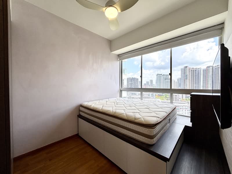 The Parc Condominium, 15 West Coast Walk, 4 Bedrooms, 1,464 sqft, Condominium For Rent, by Ian Low, 500081461 - 3rd bedroom with queen bed - PropertyGuru.com.sg