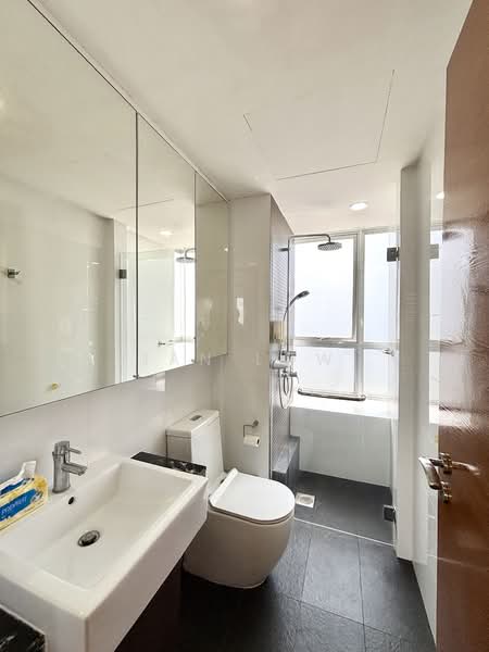 The Parc Condominium, 15 West Coast Walk, 4 Bedrooms, 1,464 sqft, Condominium For Rent, by Ian Low, 500081461 - Common bathroom - PropertyGuru.com.sg