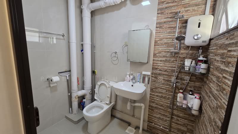 765 Jurong West Street 74 HDB Flat For Sale at S$ 695,000 | PropertyGuru Singapore - Bathroom