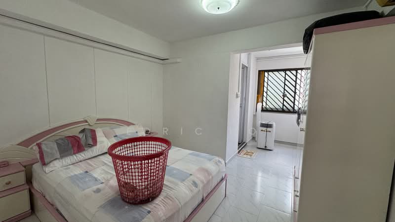 445 Hougang Avenue 8 HDB Flat For Sale at S$ 720,000 | PropertyGuru Singapore - Master Bedroom