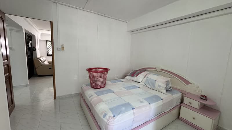 445 Hougang Avenue 8 HDB Flat For Sale at S$ 720,000 | PropertyGuru Singapore - Master Bedroom