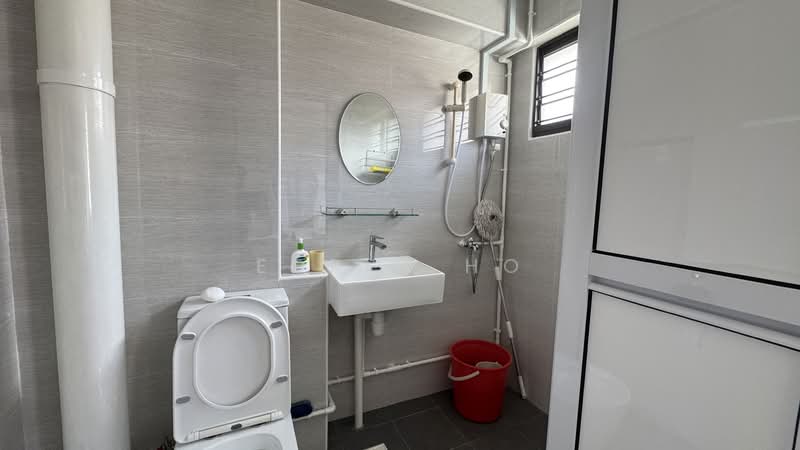 445 Hougang Avenue 8 HDB Flat For Sale at S$ 720,000 | PropertyGuru Singapore - Bathroom
