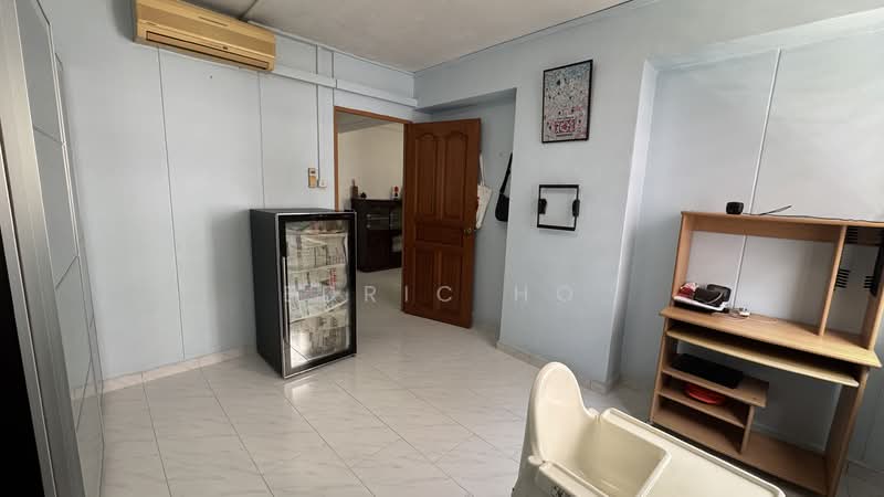 445 Hougang Avenue 8 HDB Flat For Sale at S$ 720,000 | PropertyGuru Singapore - Bedroom