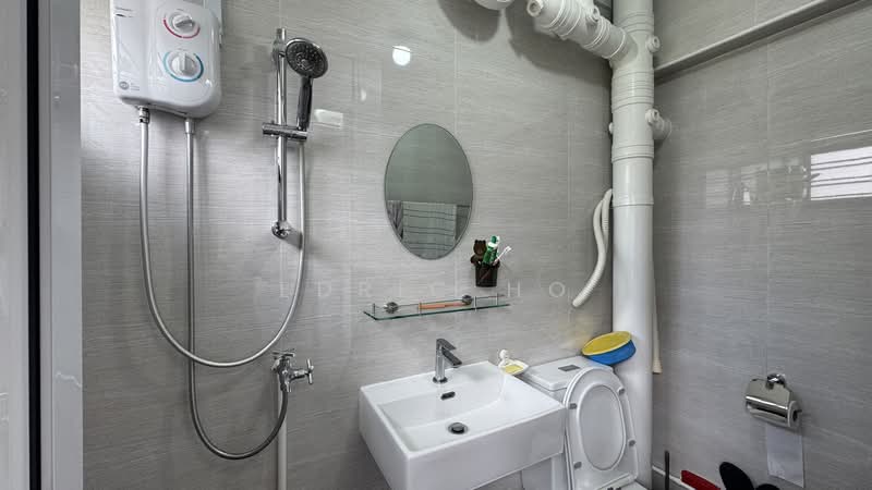 445 Hougang Avenue 8 HDB Flat For Sale at S$ 720,000 | PropertyGuru Singapore - Bathroom