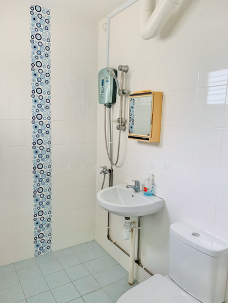 614 Hougang Avenue 8 HDB Flat For Sale at S$ 628,000 | PropertyGuru Singapore - Bathroom
