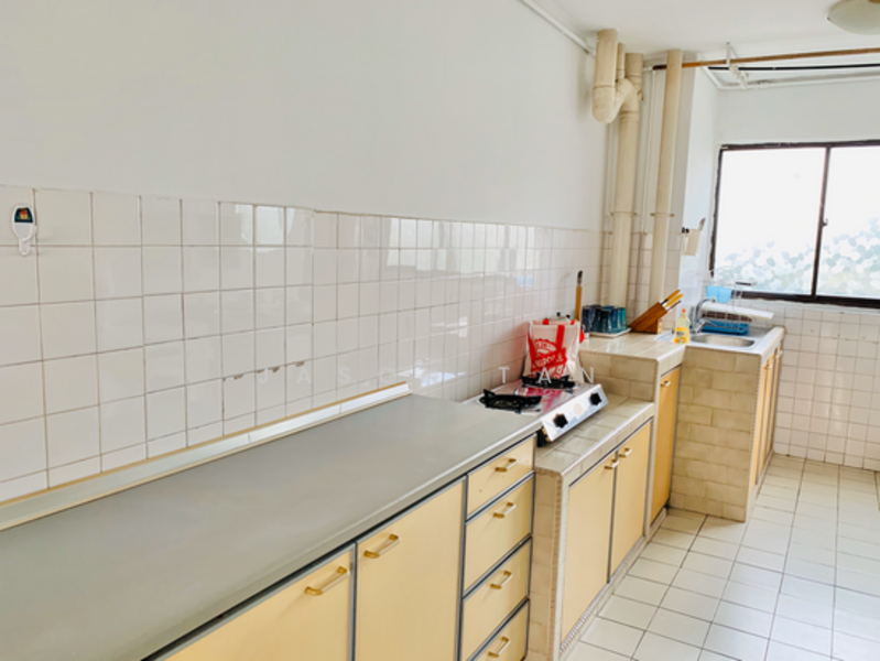614 Hougang Avenue 8 HDB Flat For Sale at S$ 628,000 | PropertyGuru Singapore - Kitchen