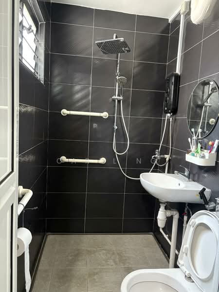 334 Woodlands Street 32 HDB Flat For Sale at S$ 519,990 | PropertyGuru Singapore - Bathroom