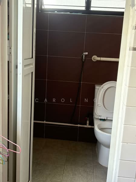 334 Woodlands Street 32 HDB Flat For Sale at S$ 519,990 | PropertyGuru Singapore - Bathroom