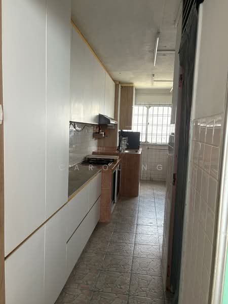 334 Woodlands Street 32 HDB Flat For Sale at S$ 519,990 | PropertyGuru Singapore - Kitchen