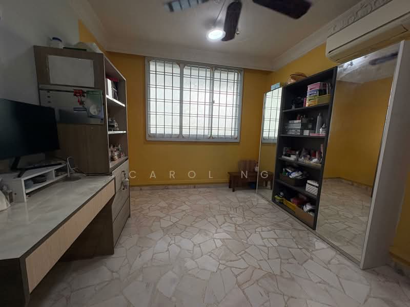 334 Woodlands Street 32 HDB Flat For Sale at S$ 519,990 | PropertyGuru Singapore - Bedroom