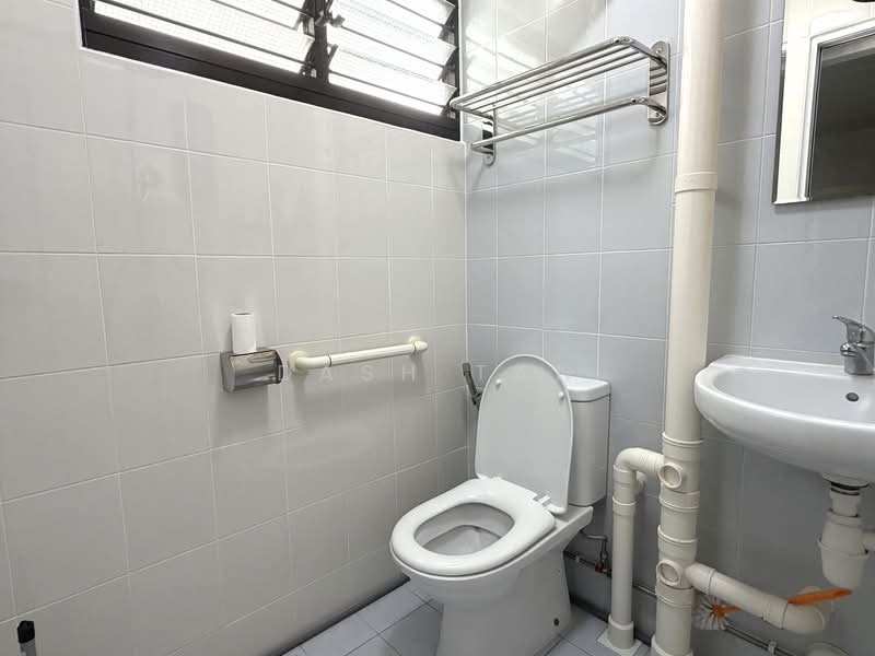 219 Bukit Batok Street 21, 219 Bukit Batok Street 21, 2 Bedrooms, 721 sqft, HDB Flat For Rent, by Dash Tan, 500081513 - Bathroom - PropertyGuru.com.sg