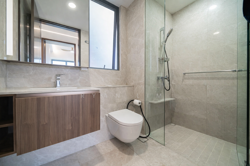 JadeScape Condominium For Sale at S$ 2,750,000 | PropertyGuru Singapore - Common Bathroom