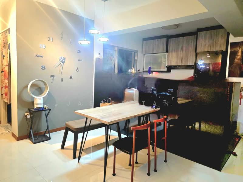 675D Yishun Avenue 4 HDB Flat For Sale at S$ 648,000 | PropertyGuru Singapore - Dining Room